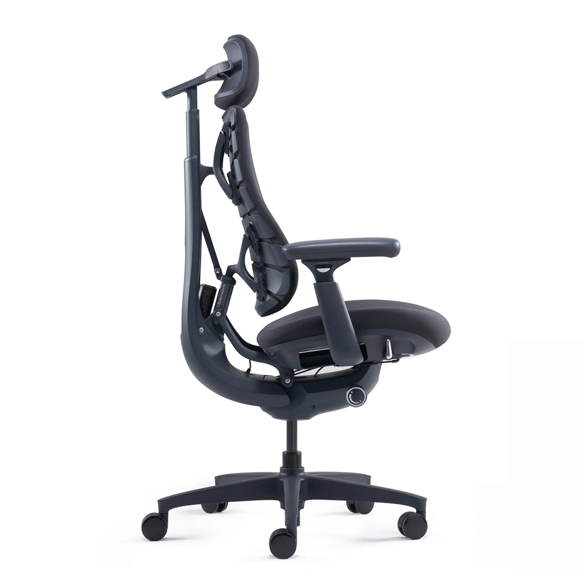 Vue latérale du Siège de bureau haut de gamme LiberNovo Omni en noir avec appuie-tête et accoudoirs de Libernovo