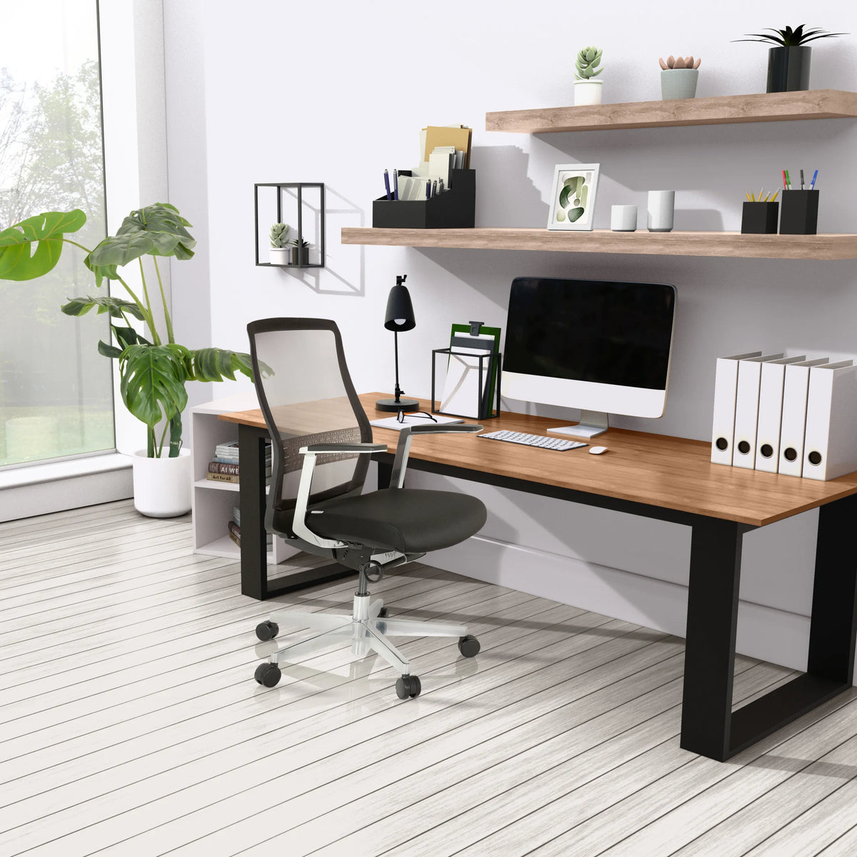 Siège de bureau haut de gamme FOUNTAINE PRO en noir avec dossier en maille devant un bureau de hjh OFFICE
