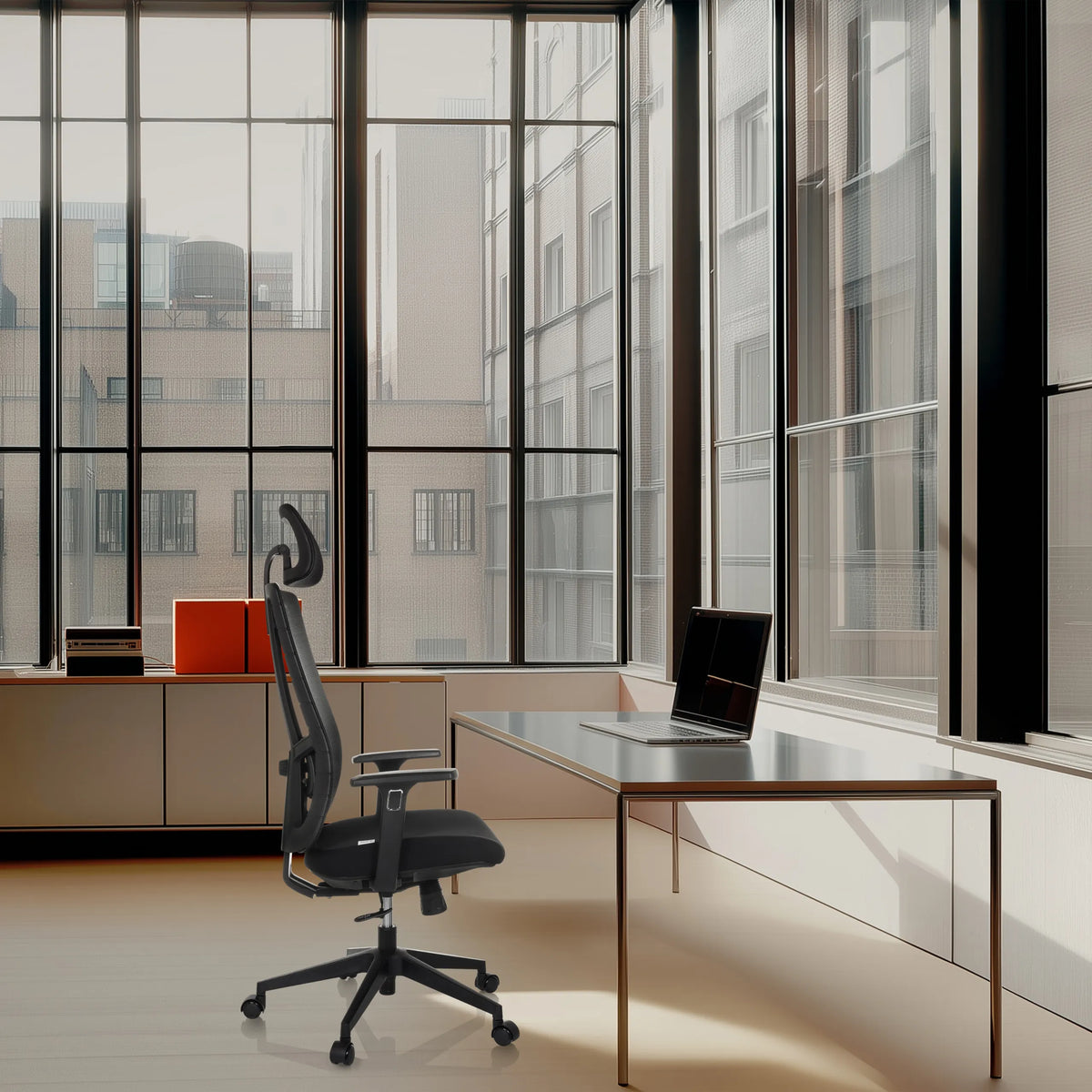 Siège de bureau de qualité professionnelle TRAMORE noir avec appui-tête et accoudoirs à un bureau devant une fenêtre de hjh OFFICE