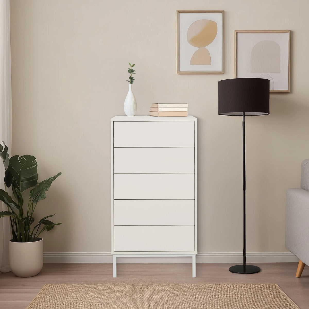 Commode blanche BJORDAL à cinq tiroirs sur pieds fins dans une pièce lumineuse de hjh LIVING