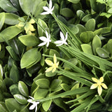 Feuilles vertes avec de petites fleurs blanches et jaunes du Tapis végétal LEAFLUXE WALL 2 de hjh LIVING