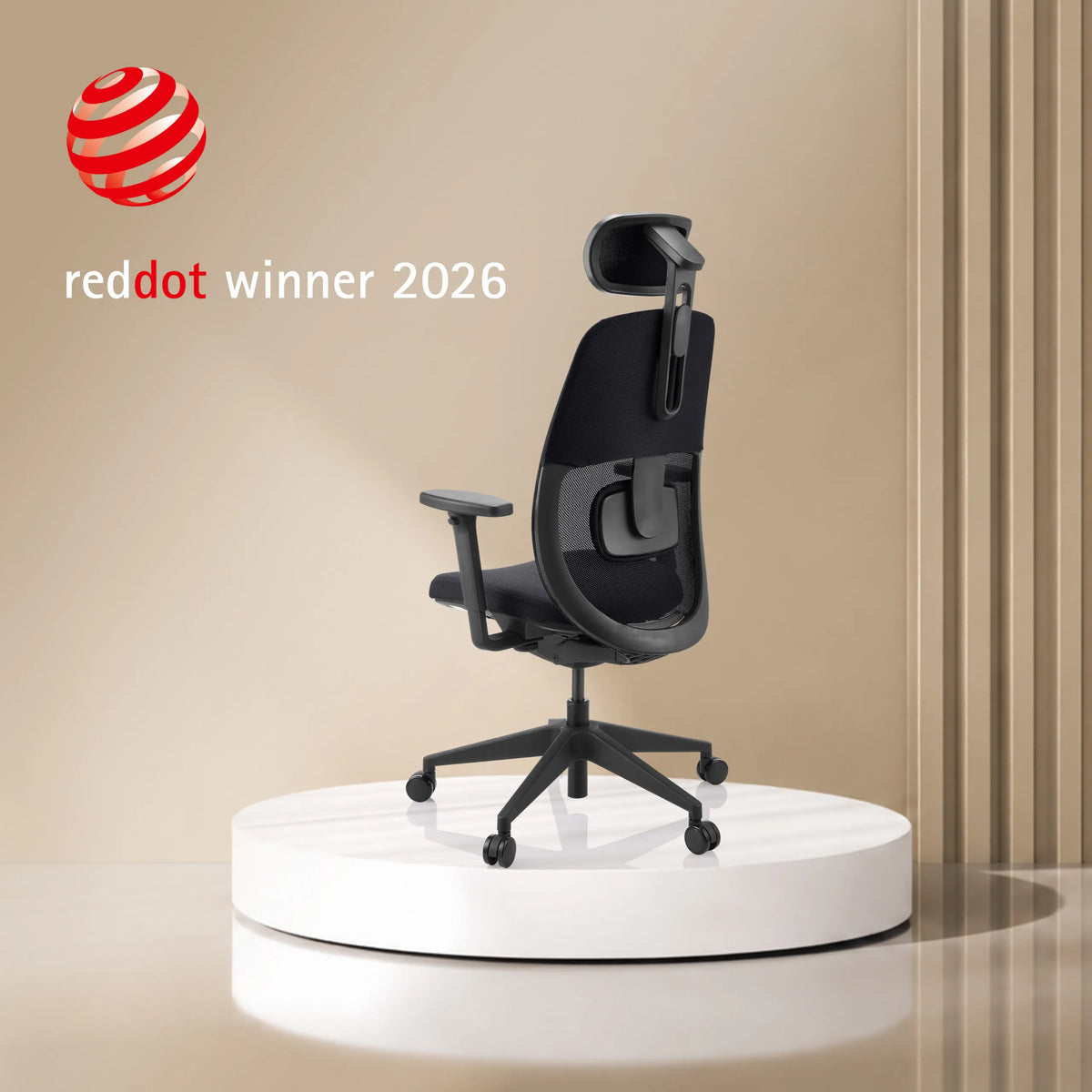 Siège de bureau de qualité professionnelle Skandis Pro noir avec appuie-tête et accoudoirs sur un podium blanc de hjh OFFICE