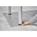 Höhenverstellbarer Fuß mit Bodengleiter des Schreibtischs YAMA 8 S auf einem hellen Holzboden von hjh OFFICE PRO
