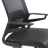 Accoudoir et assise de la chaise cantilever INVENTOR V PRO en noir avec dossier en maille de hjh OFFICE