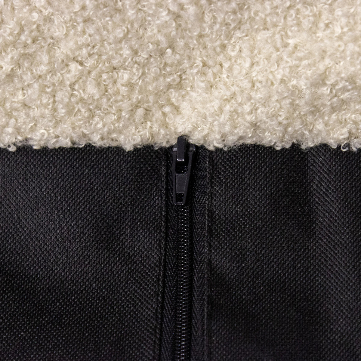 Fermeture éclair et transition de matériau entre la peluche beige et le tissu noir de la Grotte pour chat PAWY EB de hjh LIVING