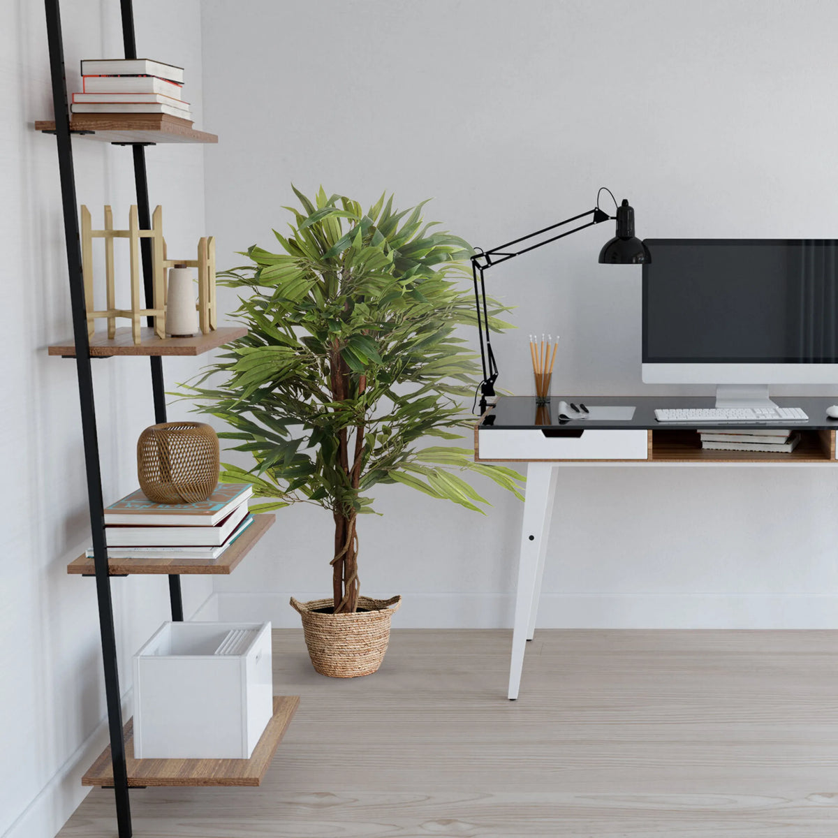 Plante artificielle verte MANGO dans un panier tressé à côté d'un bureau de hjh OFFICE