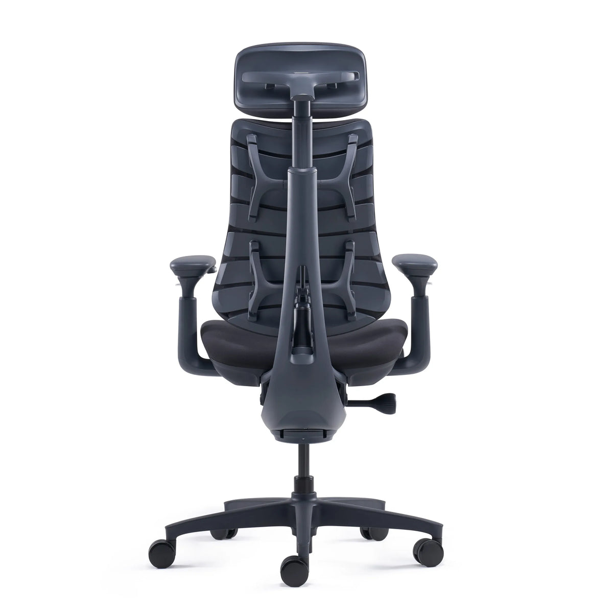 Rückansicht des High-End-Bürostuhls LiberNovo Omni in Schwarz mit Kopfstütze und Rollenkreuz von Libernovo