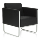 Fauteuil rembourré noir ARUBA STEP avec surpiqûres en losanges et structure argentée de hjh OFFICE – vue à 360° (vue de trois quarts avant 40°)