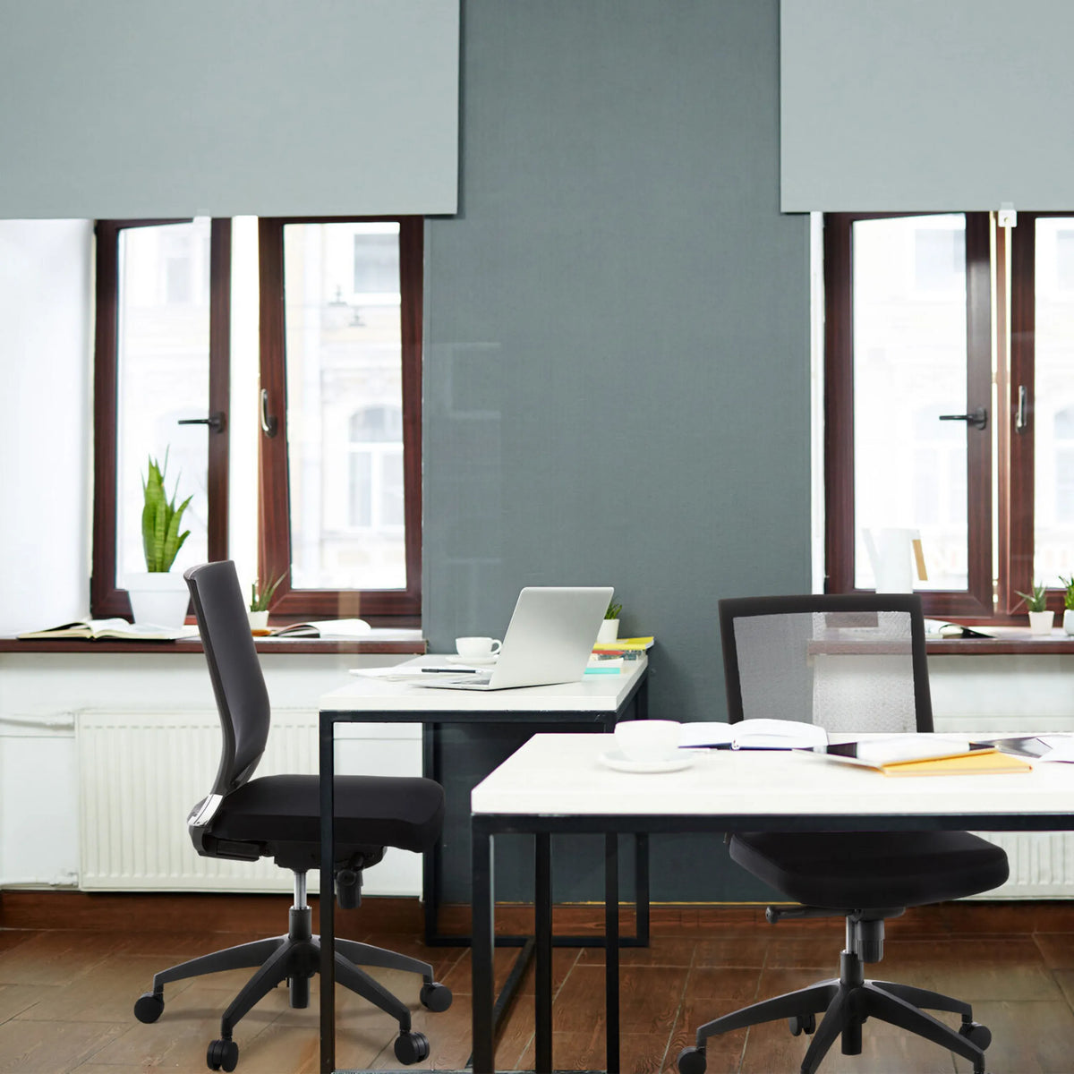 Deux sièges de bureau de qualité professionnelle PORTO ECO noirs à des bureaux blancs dans un bureau de hjh OFFICE