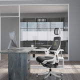 Siège de bureau de qualité professionnelle SPEKTRE gris avec appuie-tête et accoudoirs à un bureau dans un bureau de hjh OFFICE