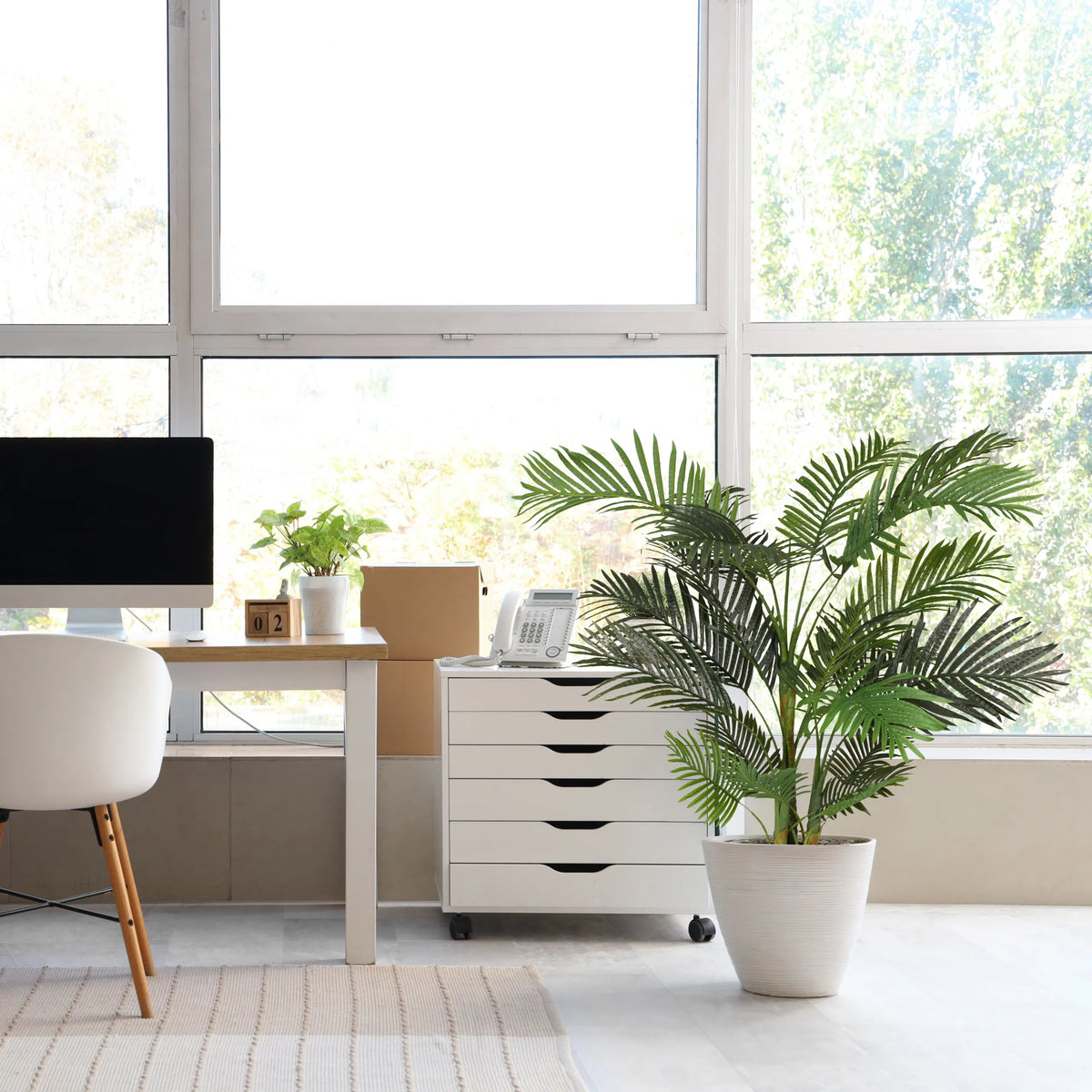Plante artificielle verte ARECA II dans un cache-pot blanc à côté d'un caisson à roulettes blanc de hjh OFFICE