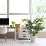 Plante artificielle verte ARECA II dans un cache-pot blanc à côté d'un caisson à roulettes blanc de hjh OFFICE