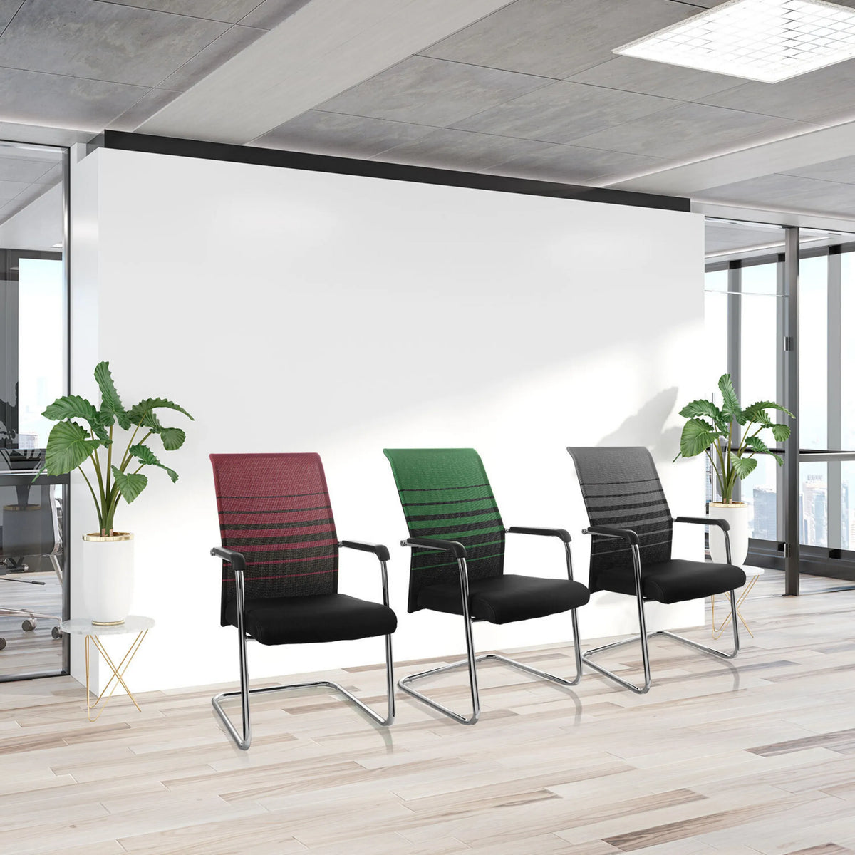 Trois chaises cantilever FALCONE V de différentes couleurs avec accoudoirs et piètement luge de hjh OFFICE