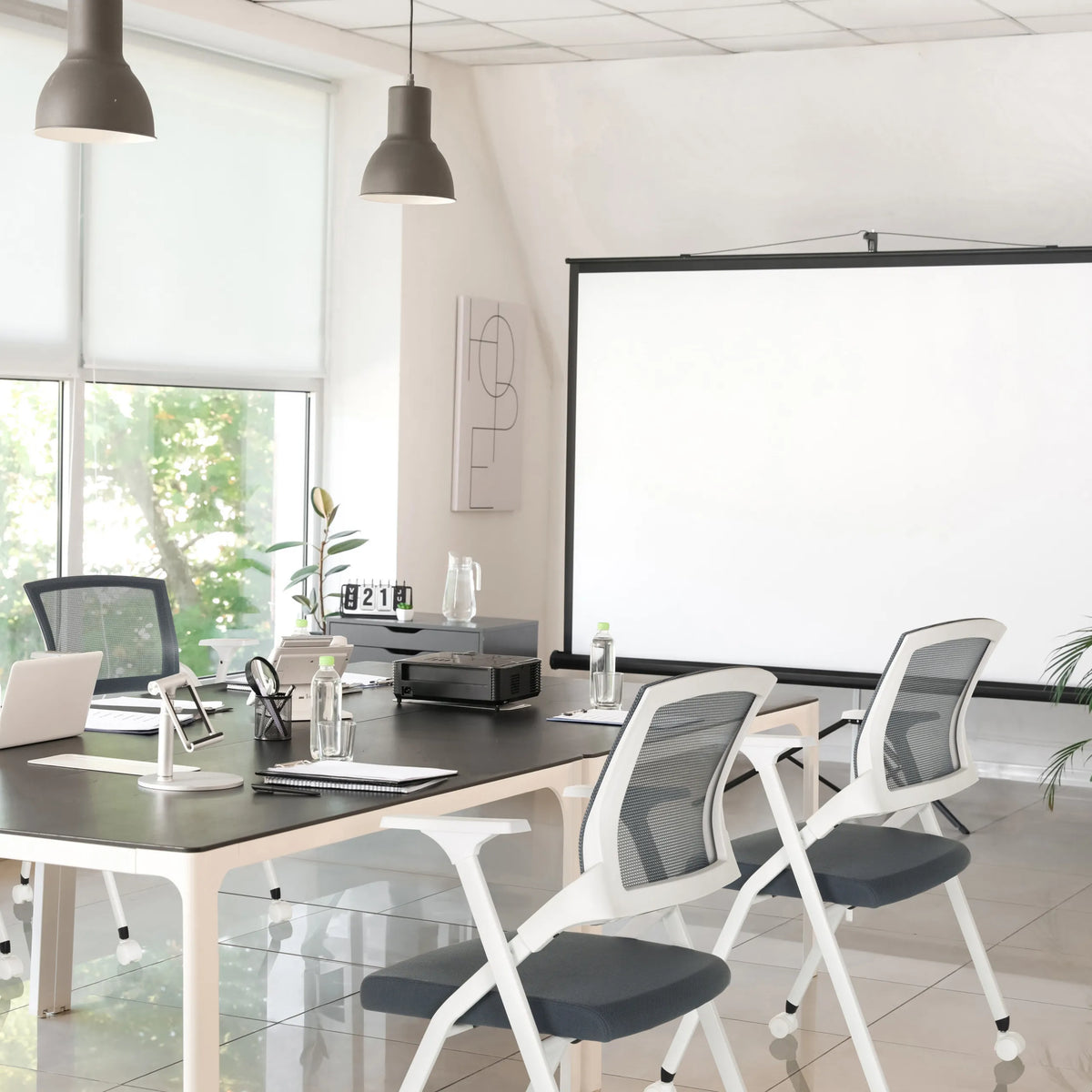 Chaise pliante grise PRIORITY II W avec structure blanche et dossier en maille de hjh OFFICE