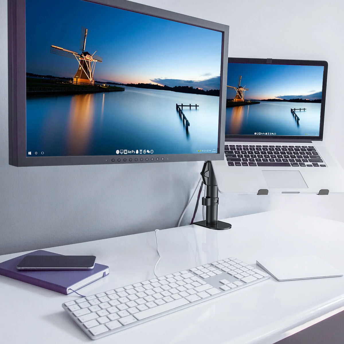 Fixation pour écran VM-MH2 noire avec un écran fixé sur un bureau blanc de hjh OFFICE