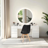 Chaise à coque SCANDI 4 en noir avec quatre pieds en bois clair devant une coiffeuse de hjh OFFICE