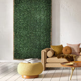 Tapis végétal vert LEAFLUXE 1 comme décoration murale verticale dans un salon de hjh LIVING