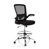 Chaise de comptoir VENDO WORK noire avec dossier en maille, repose-pieds et piètement à cinq roulettes de hjh OFFICE – vue à 360° (vue de trois quarts avant 38°)