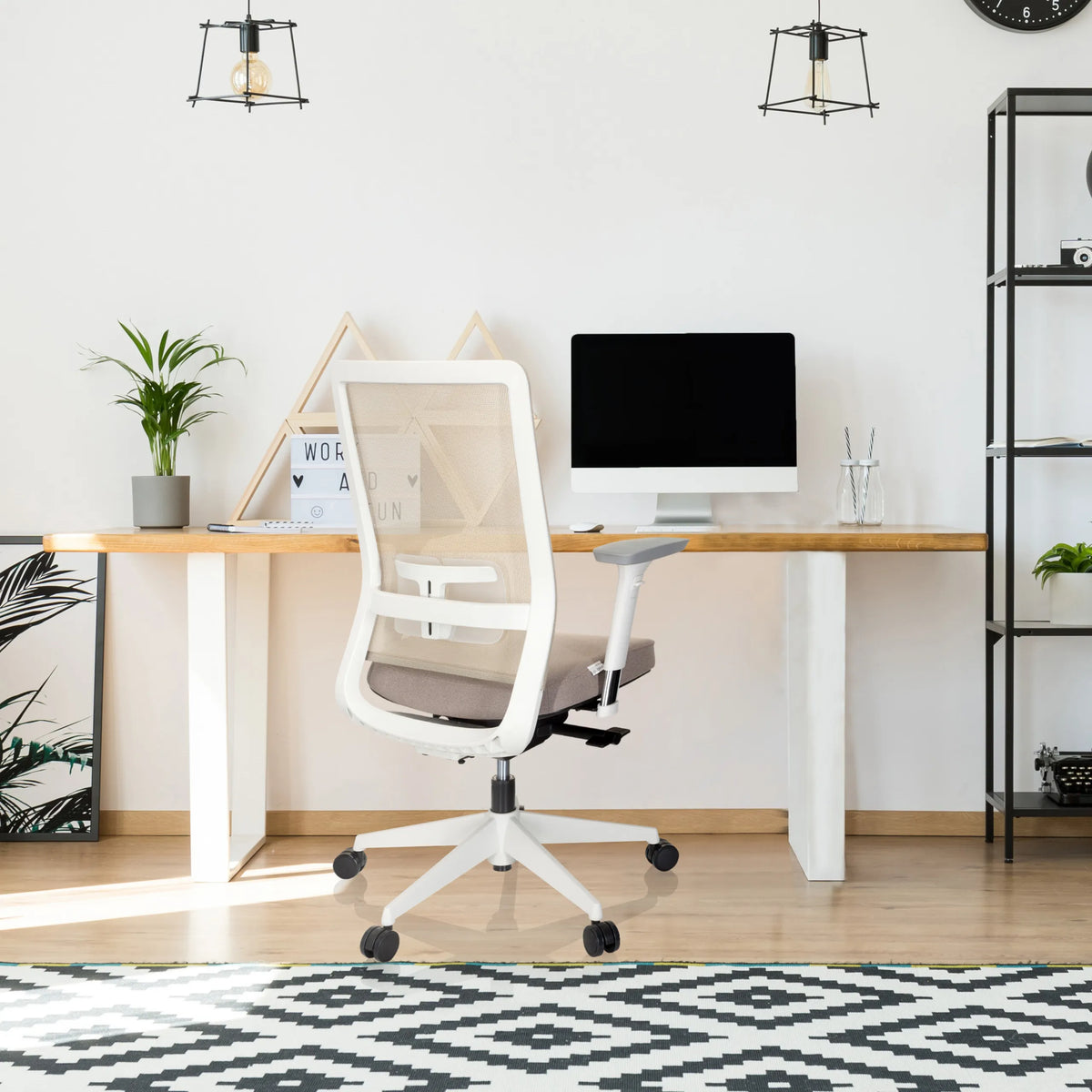 Siège de bureau de qualité professionnelle PURE WHITE beige avec dossier en maille et accoudoirs blancs de hjh OFFICE