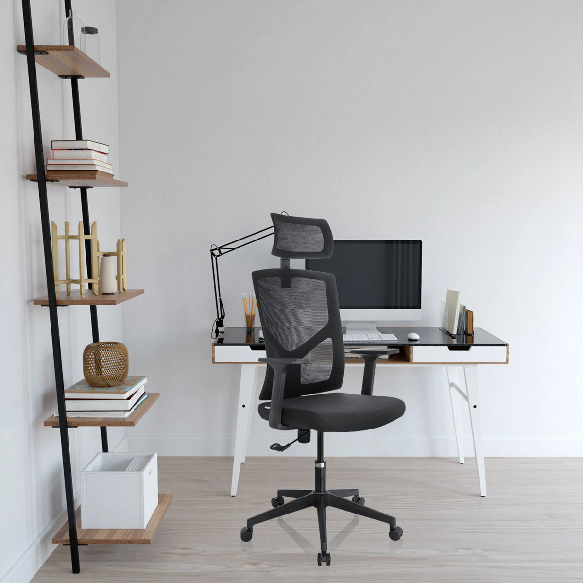 Siège de bureau à domicile BRETON B noir avec dossier en maille, appui-tête et roulettes devant un bureau de hjh OFFICE
