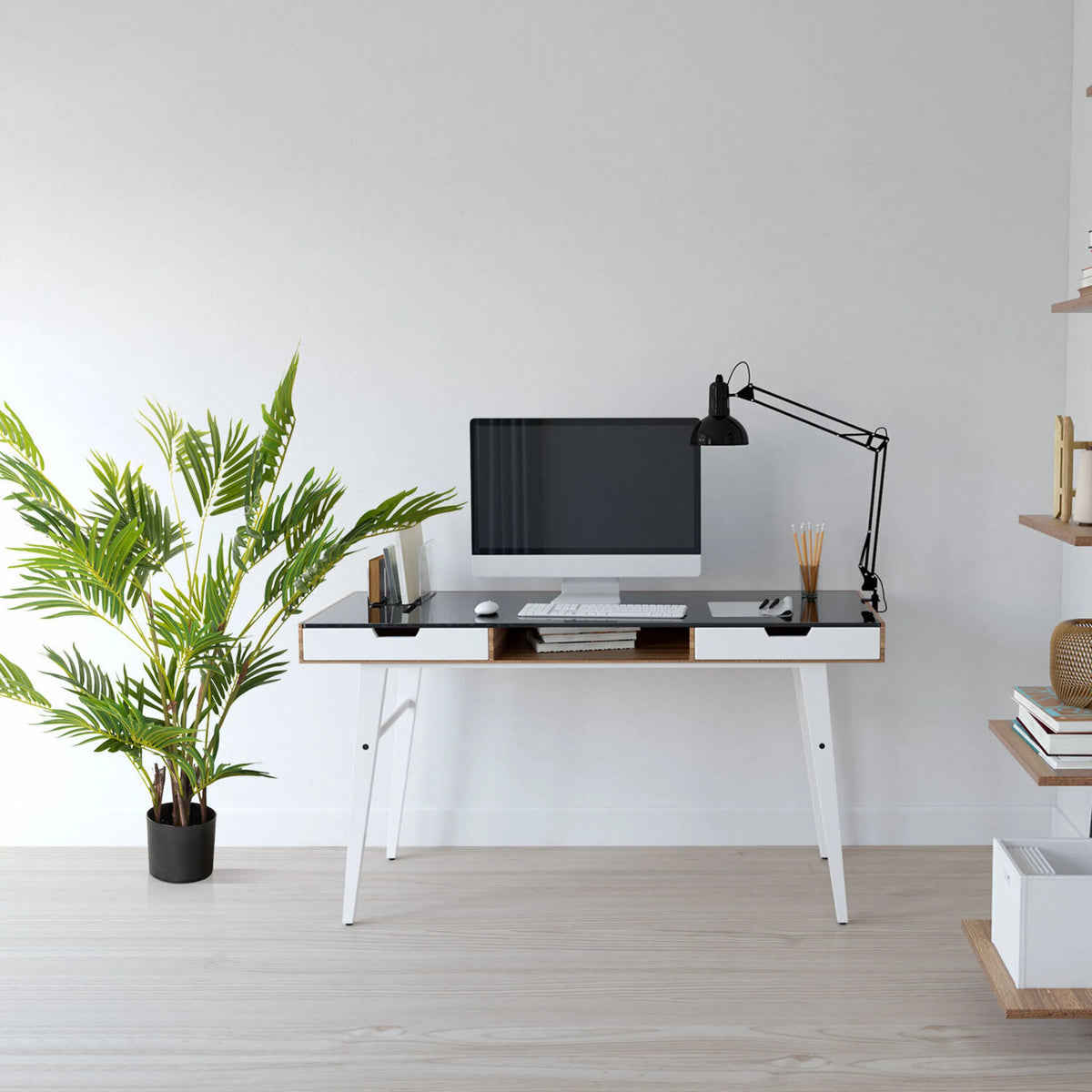 Plante artificielle ARECA I de couleur verte dans un pot noir simple à côté d'un bureau de hjh OFFICE