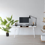 Plante artificielle ARECA I de couleur verte dans un pot noir simple à côté d'un bureau de hjh OFFICE
