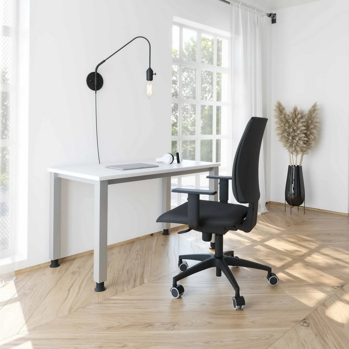 Bureau blanc réglable en hauteur HILO 614 S avec pieds argentés de hjh OFFICE PRO