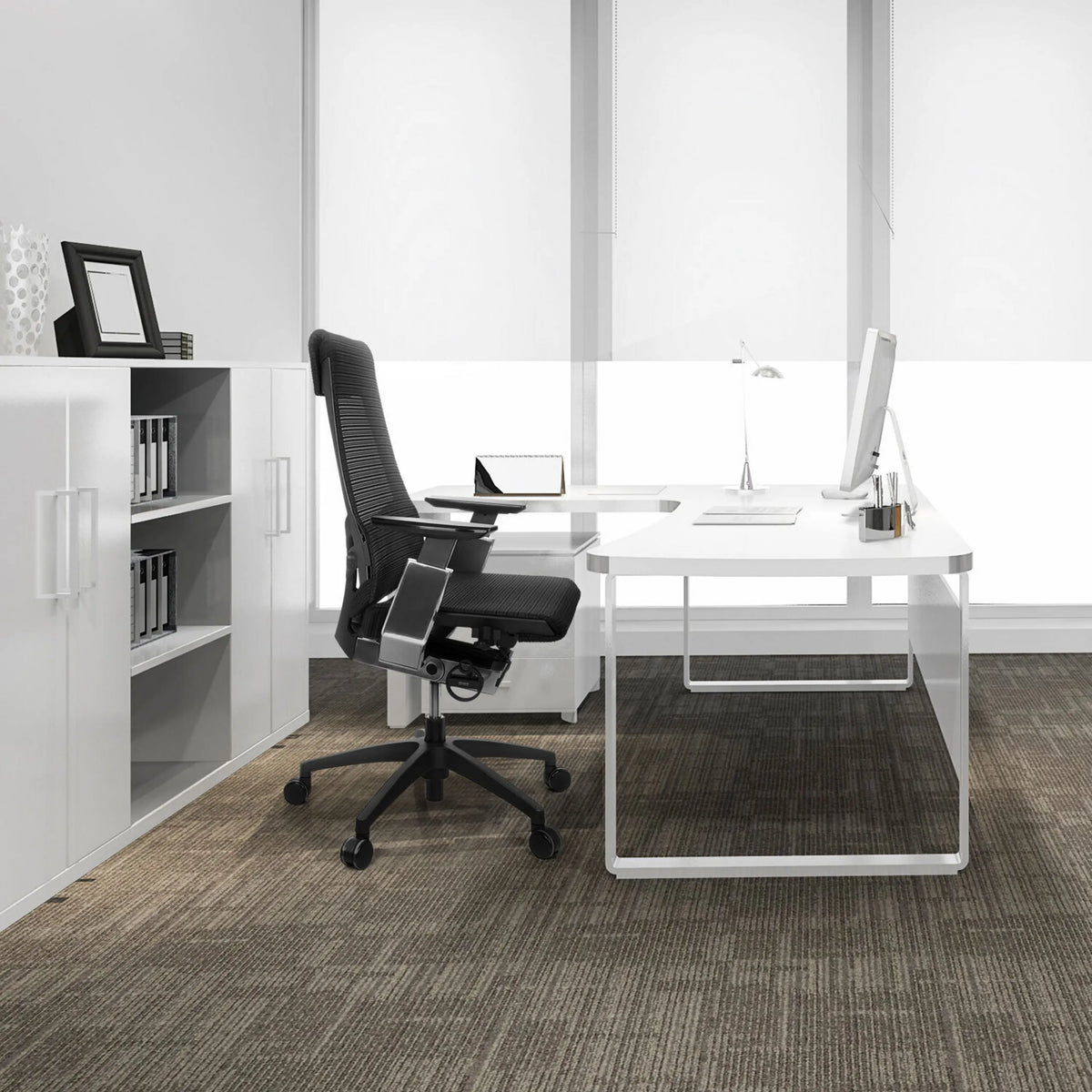Siège de bureau de qualité professionnelle GENIDIA SMART BLACK CM avec dossier en maille noire et structure chromée de hjh OFFICE