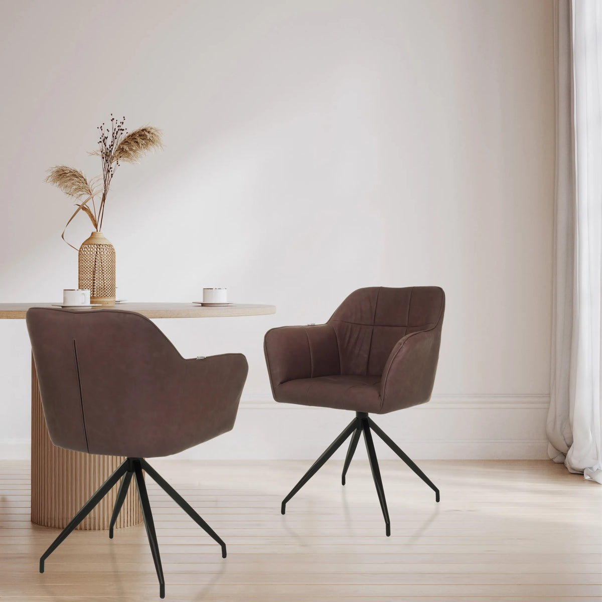 Deux chaises de salle à manger ELVERUM SPU marron foncé avec pied étoile noir à une table de hjh LIVING
