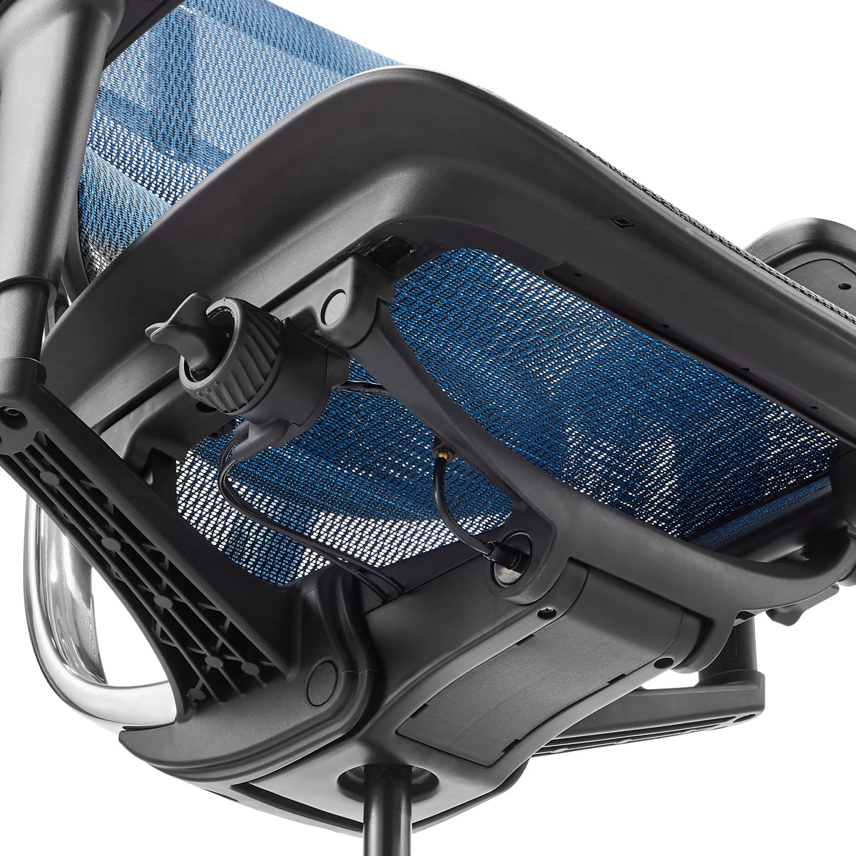 Vue inférieure du revêtement en maille bleue du Siège de direction de luxe ERGOHUMAN ULTRA GEN2 de hjh OFFICE
