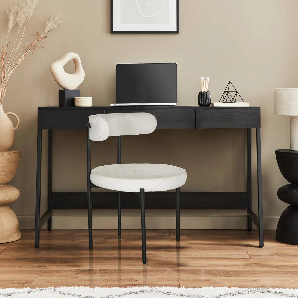 Chaise rembourrée blanche TEDIO avec pieds en métal noir à un bureau de hjh OFFICE