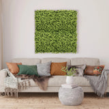 Tapis végétal vert LEAFLUXE 3 comme tableau mural carré au-dessus d'un canapé de hjh LIVING