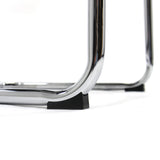 Patin de sol noir sur la structure chromée des Chaises cantilever BRETON V W de hjh OFFICE