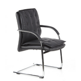 Chaises cantilever VILLA V noires avec rembourrage capitonné et accoudoirs de hjh OFFICE – vue à 360° (vue de trois quarts avant 60°)