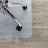 Rollen eines Bürostuhls auf der milchweißen Bodenschutzmatte FORTIFLEX auf einem Holzboden von hjh OFFICE