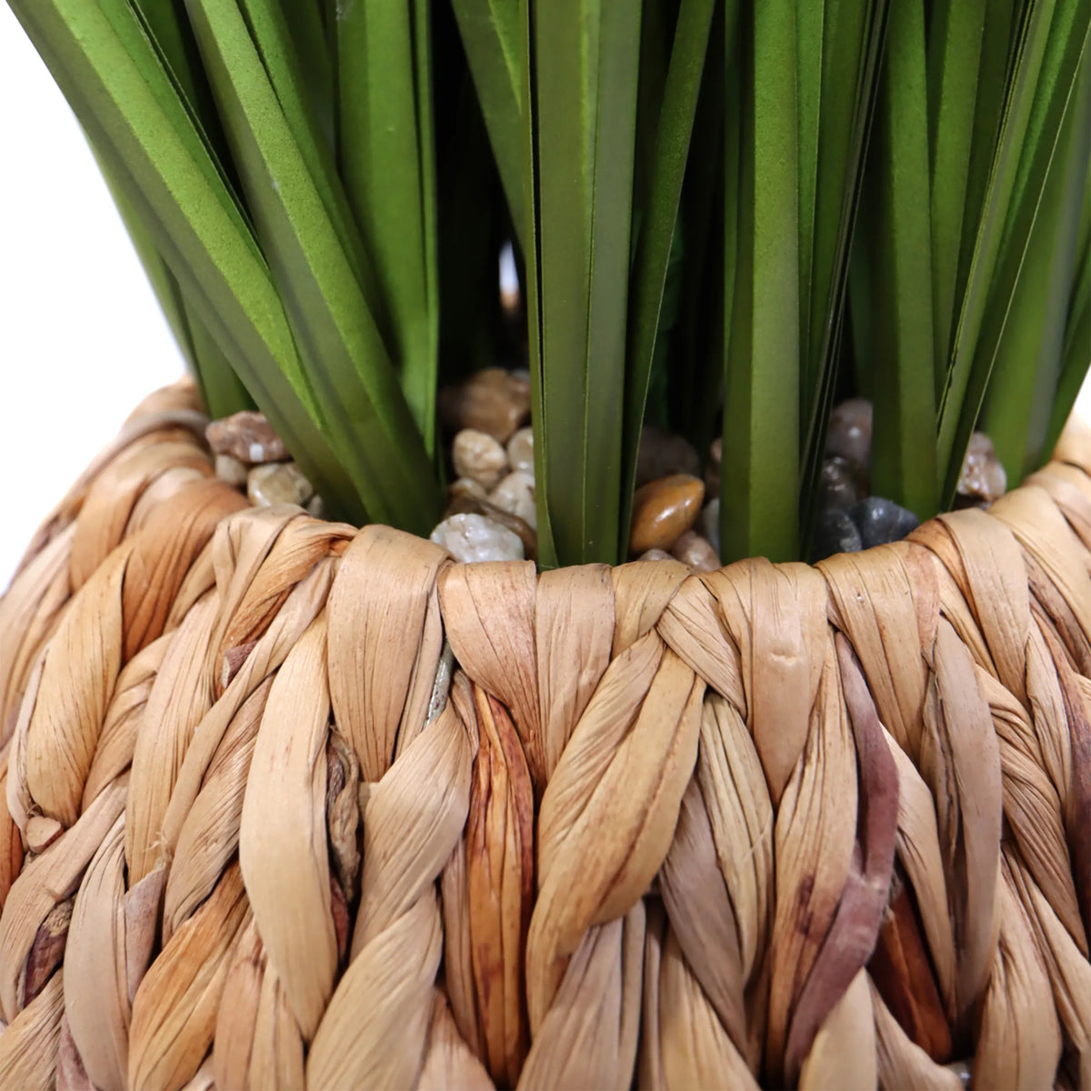 Pot tressé avec petits cailloux et feuilles vertes de la Plante artificielle CORTADERIA de hjh OFFICE