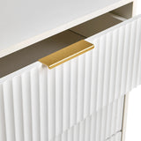 Poignée dorée sur une façade blanche à structure striée de la commode Hjelle K de hjh LIVING