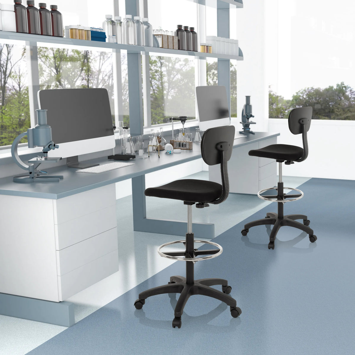 Deux chaises de comptoir TOP WORK 05 noires avec repose-pieds et roulettes dans un environnement de laboratoire de hjh OFFICE