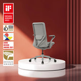 Siège de bureau haut de gamme VERVIO gris avec dossier en maille sur un podium blanc sur fond rouge de hjh OFFICE