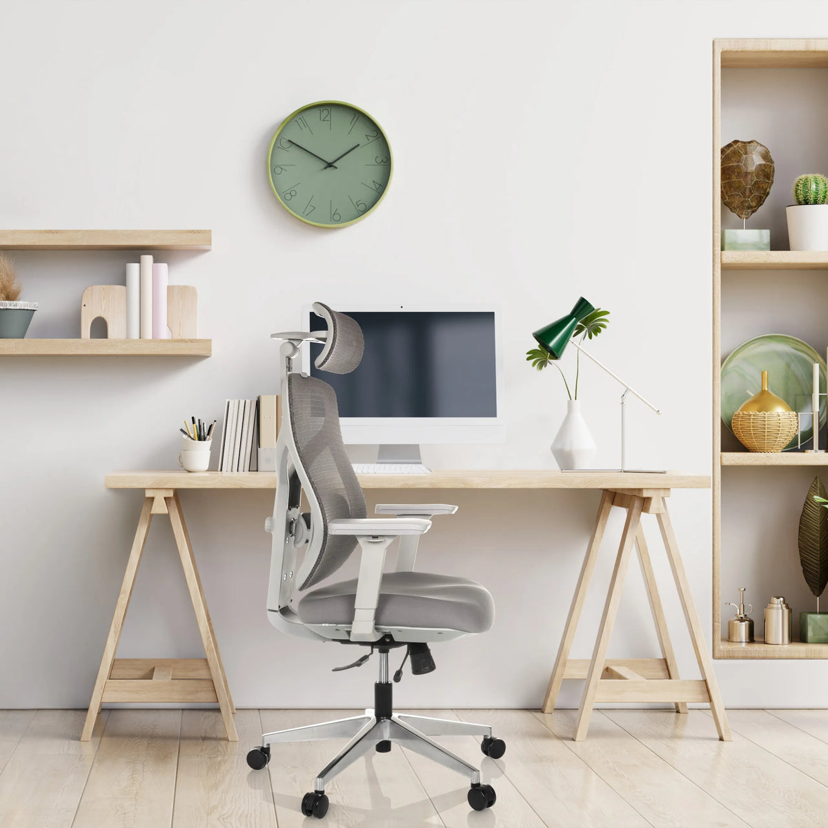 Siège de bureau haut de gamme CASSILIS W gris avec dossier en maille et appui-tête de hjh OFFICE