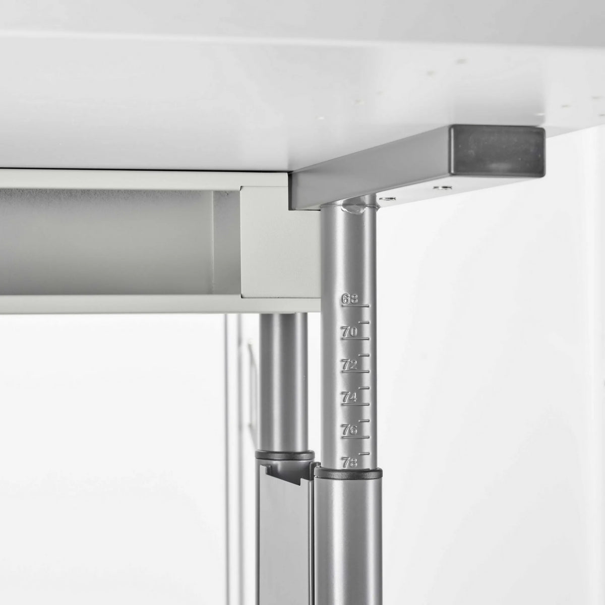 Höhenskala am Teleskopbein des höhenverstellbaren Schreibtischs ZENO 16 G von hjh OFFICE PRO