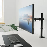 Fixation pour écran Ergomount M1 noire avec un écran fixé à un bureau de hjh OFFICE (image générée par IA)