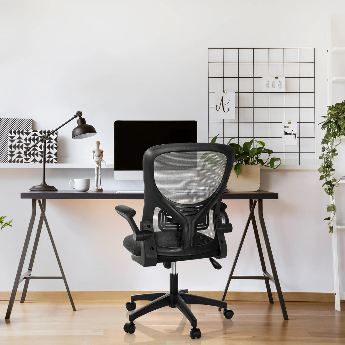 Siège de bureau à domicile BELIO noir avec dossier en maille et accoudoirs de hjh OFFICE