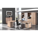 Bureau en L HILO 8 S en chêne rustique avec deux caissons à roulettes et une chaise de bureau de hjh OFFICE PRO