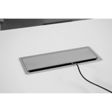 Cache-câble argenté des accessoires ELKL 30 avec un câble sortant sur un plateau de table blanc de hjh OFFICE PRO