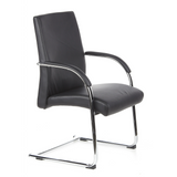 Chaises cantilever BAROLO V noires avec accoudoirs et piètement luge chromé de hjh OFFICE – vue à 360° (vue de trois quarts avant 60°)