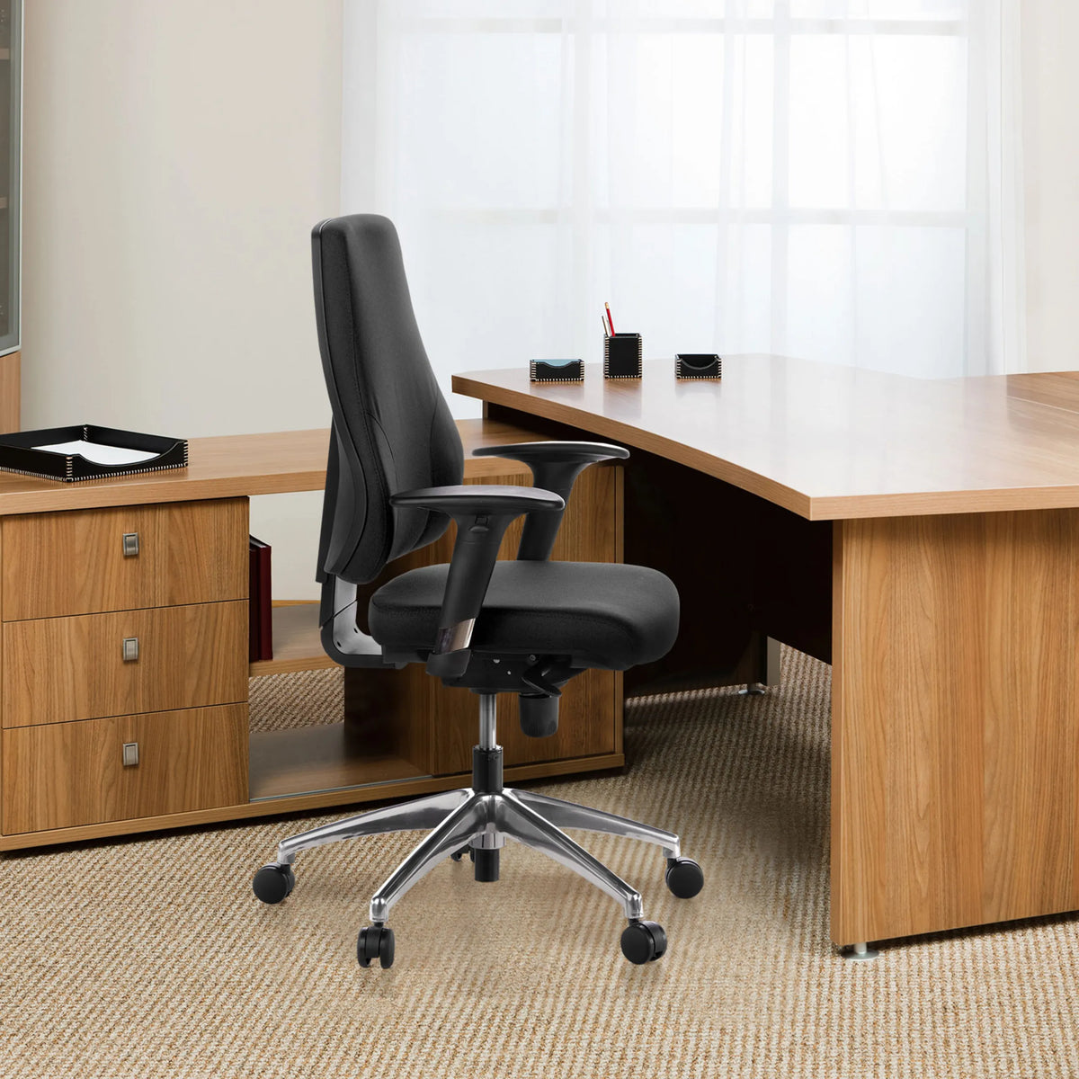 Siège de bureau de qualité professionnelle PRO-TEC 200 noir avec accoudoirs et cinq roulettes sur un pied en étoile de hjh OFFICE