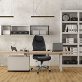 Siège de direction de qualité professionnelle FERRARA en noir avec appuie-tête et accoudoirs à un bureau dans un bureau de hjh OFFICE