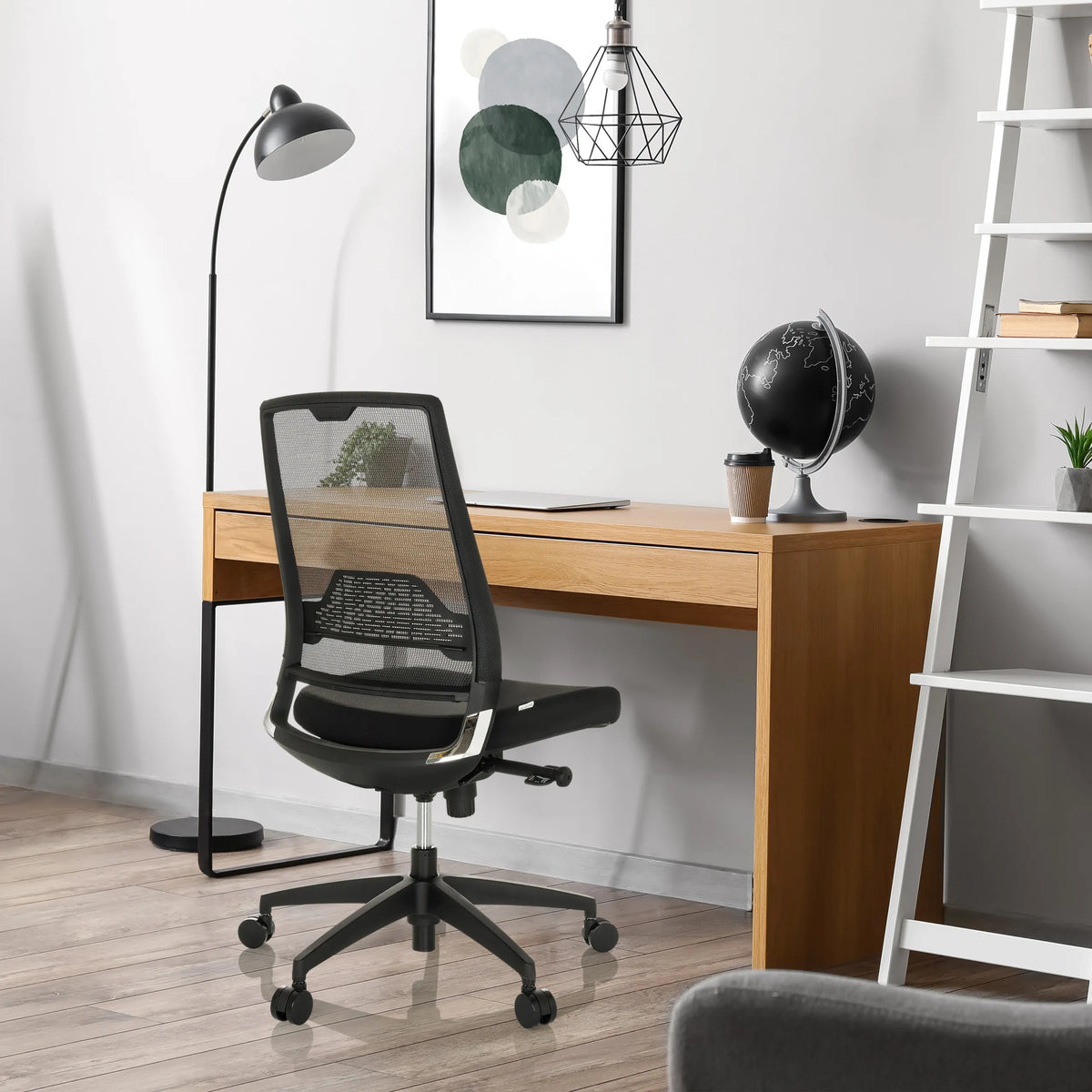 Siège de bureau de qualité professionnelle PORTO ECO I noir avec dossier en maille à un bureau en bois de hjh OFFICE