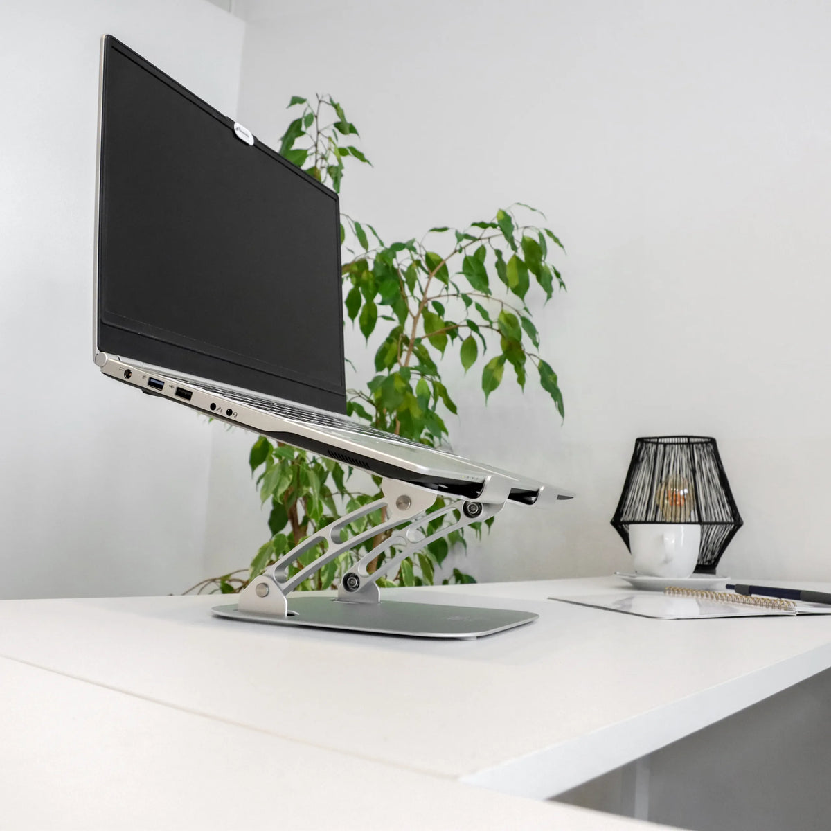 Support pour ordinateur portable LAPTOP STAND argenté avec support réglable en hauteur et ordinateur sur bureau blanc de hjh OFFICE